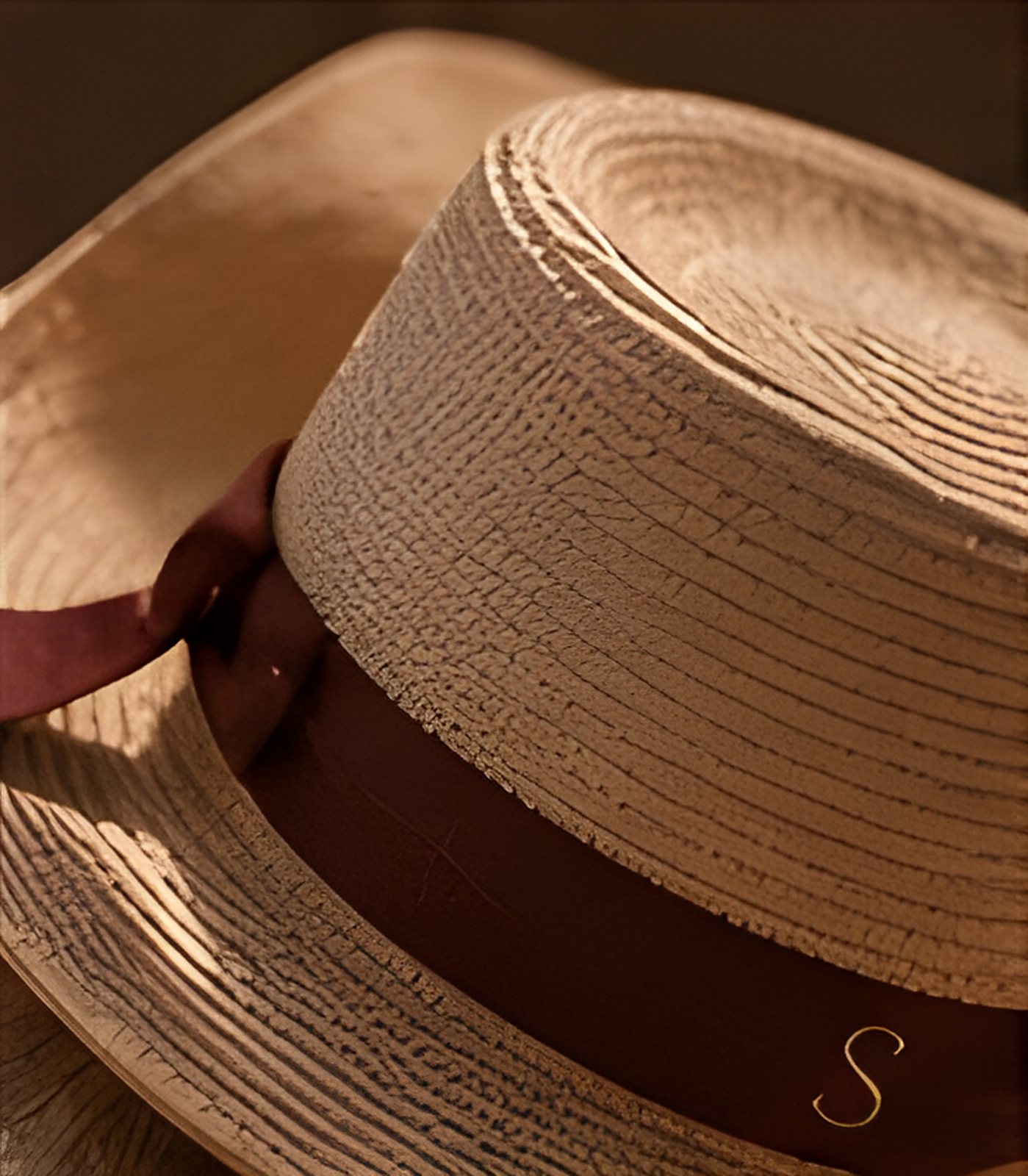 Woven straw hat with a burgundy ribbon embroidered with a gold S